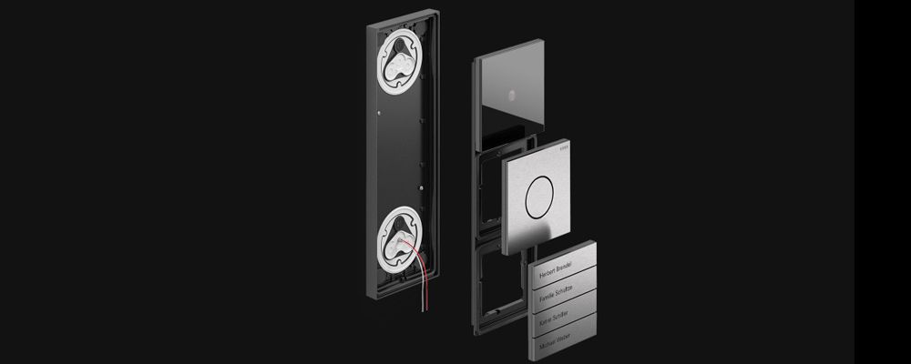 Gira System 106 Funktionsträger mit Modulen aus Kamera, Klingel, Namensschildern und Lautsprechern bestückt. 